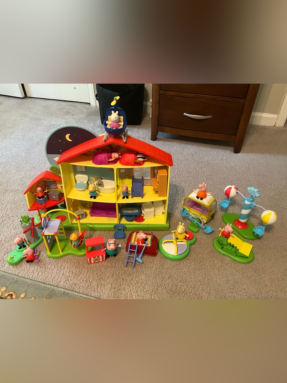 Peppa Pig Play House and Figures bundle set.